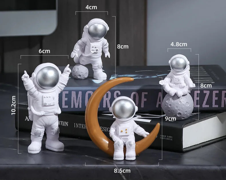 Zestaw 4 figur astronautów, dekoracja biurkowa