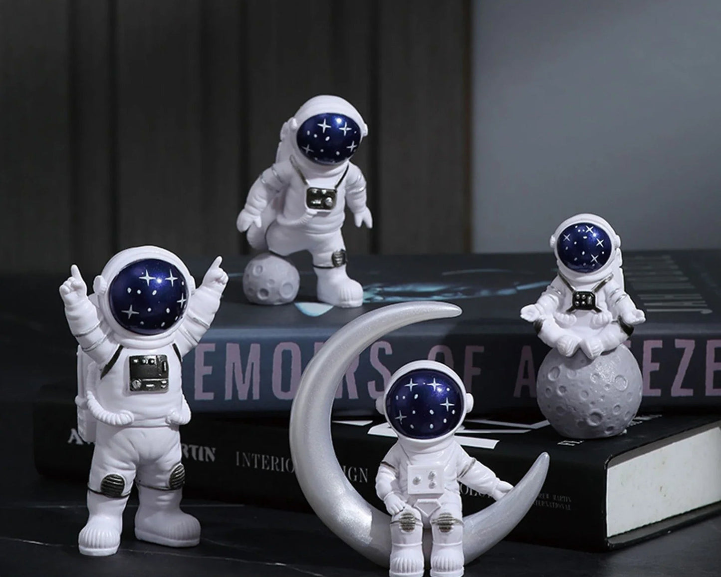 Zestaw 4 figur astronautów, dekoracja biurkowa