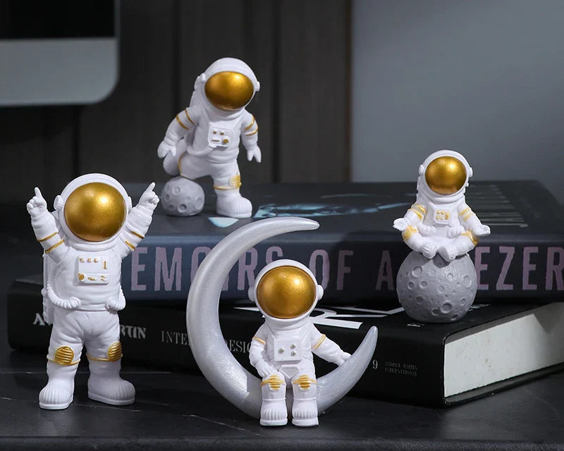 Zestaw 4 figur astronautów, dekoracja biurkowa