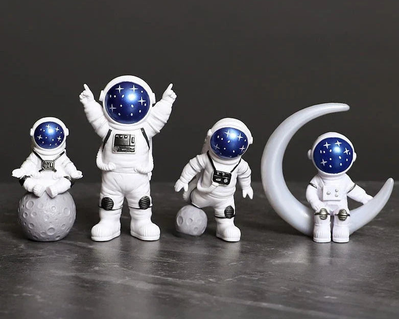 Zestaw 4 figur astronautów, dekoracja biurkowa